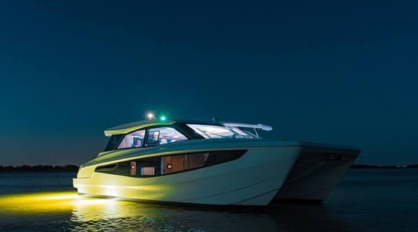 OceanLED Explore E6 XFM Underwater LED Light – Ultra White, 11,000 Lumen (E6009W)